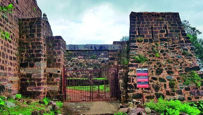 The Forts in Vidarbha are ignored by archaeological department | विदर्भातील पुरातत्त्व विभागाचे आरक्षित गड-किल्ले, झुडपे अन् वेलींच्या हवाली The Forts in Vidarbha are ignored by archaeological department | विदर्भातील पुरातत्त्व विभागाचे आरक्षित गड-किल्ले, झुडपे अन् वेलींच्या हवाली
