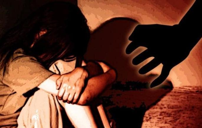 Mass abuse of a minor girl; 4 arrested with auto driver | अल्पवयीन मुलीवर सामूहिक अत्याचार; ऑटोचालकासह ४ अटकेत