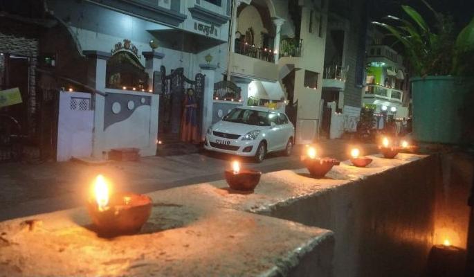 lights lighten on streets and homes on Ram navami | रामजन्माला घरोघरी उजळल्या पणती; दिव्यांची आरास करून श्रीरामनवमी केली साजरी lights lighten on streets and homes on Ram navami | रामजन्माला घरोघरी उजळल्या पणती; दिव्यांची आरास करून श्रीरामनवमी केली साजरी