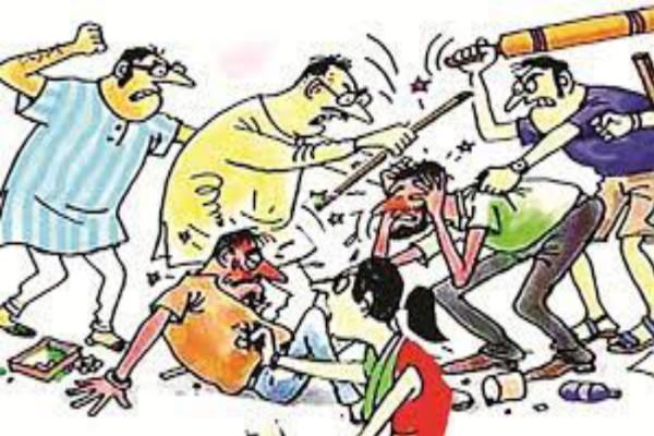 You feed the dogs they come in front of our house and make it dirty Two families fight in pune | 'तू कुत्र्यांना खाऊ घालते, ती आमच्या घरासमोर येऊन घाण करतात' दोन कुटुंबात हाणामारी