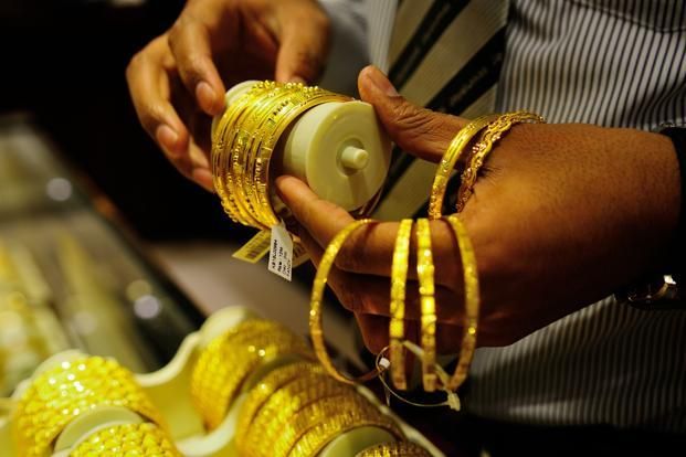 Economic scarcity in the gold business due to corona; Ten thousand artisans in crisis | कोरोनामुळे सराफा व्यवसायात आर्थिक टंचाई;  दहा हजार कारागीर संकटात