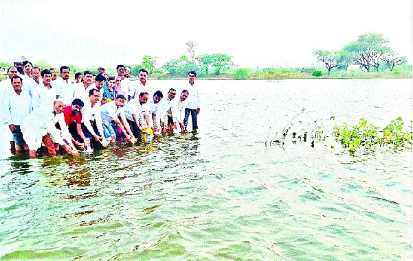  Half of the day will increase milk prices: Mahadev Jankar and Jalpujan in Dewan | पंधरा दिवसांत दुधाचे दर वाढविणार : महादेव जानकर-दिवडमध्ये जलपूजन
