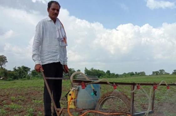 A farmer in Yavatmal district made a spray machine out of waste material | यवतमाळ जिल्ह्यातील शेतकऱ्याने टाकाऊ वस्तूंमधून साकारले फवारणी यंत्र A farmer in Yavatmal district made a spray machine out of waste material | यवतमाळ जिल्ह्यातील शेतकऱ्याने टाकाऊ वस्तूंमधून साकारले फवारणी यंत्र