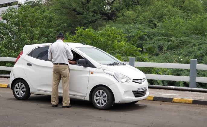 Maharashtra Lockdown : ‘E-pass’ once again for travel from the state government; On the first day in Pune, over 2,000 applications were submitted | Maharashtra Lockdown : राज्य सरकारकडून प्रवासासाठी पुन्हा एकदा 'ई-पास'; पहिल्याच दिवशी पुण्यात २ हजारांवर अर्ज विनंती अर्ज  