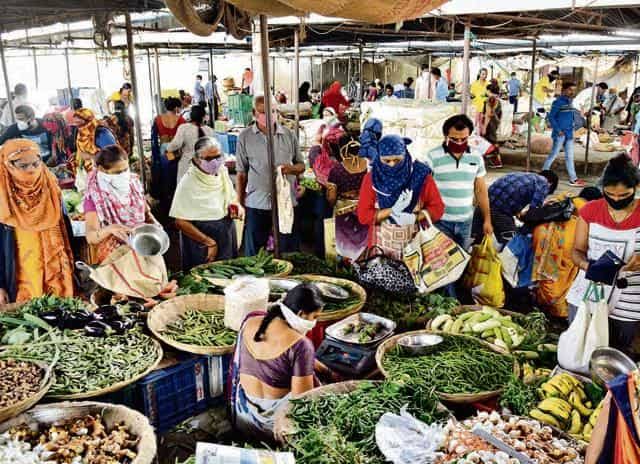 Pune Lockdown : Prices increasing of fruits and vegetable after the announcement lockdown; Huge crowd of people for shopping | Pune Lockdown: लाॅकडाऊनच्या घोषणेनंतर फळभाज्या, भाजीपाल्याचे दर कडाडले; पुणेकरांची खरेदीसाठी प्रचंड गर्दी Pune Lockdown : Prices increasing of fruits and vegetable after the announcement lockdown; Huge crowd of people for shopping | Pune Lockdown: लाॅकडाऊनच्या घोषणेनंतर फळभाज्या, भाजीपाल्याचे दर कडाडले; पुणेकरांची खरेदीसाठी प्रचंड गर्दी