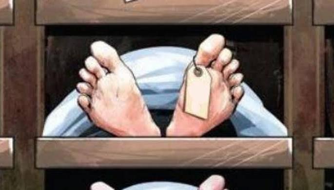 Shocking! 100 people attended the funeral; After wash the feet of deadbody and drunk they water by relatives | अंत्यविधीला १०० लोकांची उपस्थिती; कहर म्हणजे नातेवाईकांनी प्यायले मृताचे पाय धुवून पाणी Shocking! 100 people attended the funeral; After wash the feet of deadbody and drunk they water by relatives | अंत्यविधीला १०० लोकांची उपस्थिती; कहर म्हणजे नातेवाईकांनी प्यायले मृताचे पाय धुवून पाणी