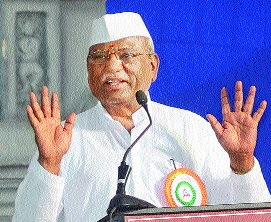 Nana was angry, 'we will do the work of the beggars' | नाना संतापले, ‘आम्ही भीक मागून बंधाऱ्यांची कामे करू’ Nana was angry, 'we will do the work of the beggars' | नाना संतापले, ‘आम्ही भीक मागून बंधाऱ्यांची कामे करू’