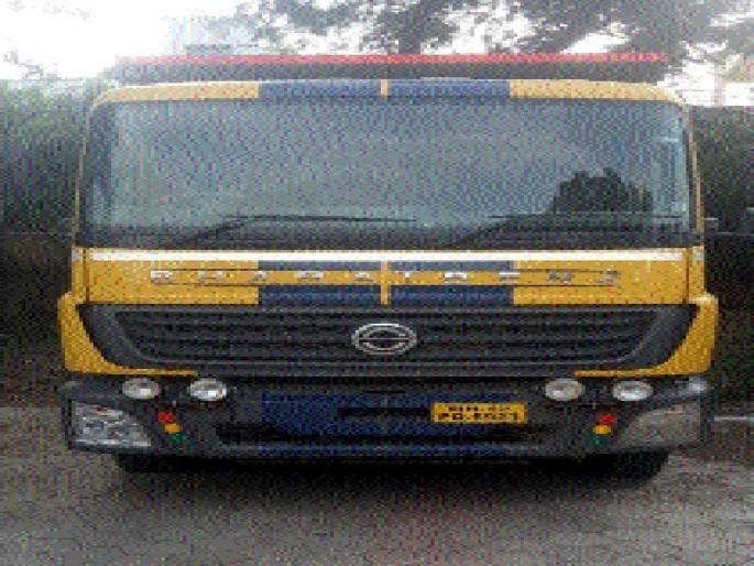 Action on illegal tippers transporting sand | अवैधरित्या वाळू वाहतूक करणाऱ्या टिप्परवर कारवाई