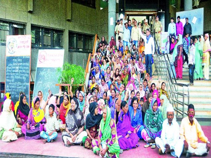 Demonstrations of residents of Shramik Nagar | श्रमिकनगरमधील रहिवाशांची निदर्शने Demonstrations of residents of Shramik Nagar | श्रमिकनगरमधील रहिवाशांची निदर्शने