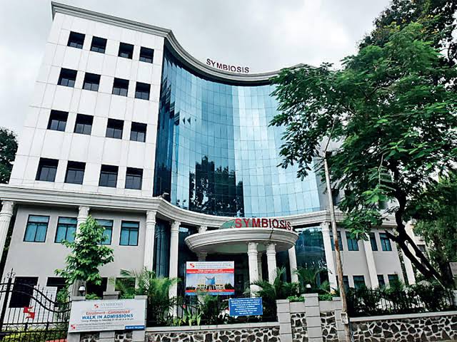 assessment head increased marks by taking money from the students in symbiosis | मुल्यमापन प्रमुखाने पैसे घेऊन वाढवले विद्यार्थ्यांचे गुण; सिंबॉयसिसमधील घटना assessment head increased marks by taking money from the students in symbiosis | मुल्यमापन प्रमुखाने पैसे घेऊन वाढवले विद्यार्थ्यांचे गुण; सिंबॉयसिसमधील घटना