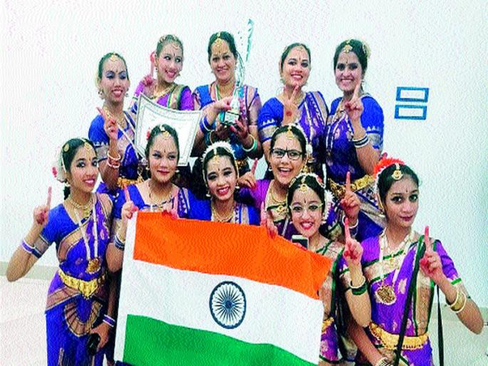 Bharataanatyam's girls dressed in Italy, Tricolor | भरतनाट्यमच्या विद्यार्थिनींनी इटलीत फडकविला तिरंगा Bharataanatyam's girls dressed in Italy, Tricolor | भरतनाट्यमच्या विद्यार्थिनींनी इटलीत फडकविला तिरंगा