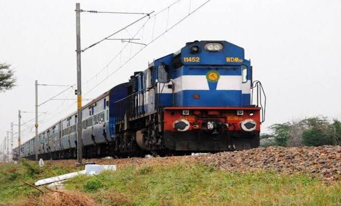 Cyclone Tauktae: 61 trains of Western Railway including Pune-Bhuj Express cancelled due to Tautke' cyclone | Cyclone Tauktae : 'तौत्के' चक्रीवादळामुळे 'पुणे - भुज एक्सप्रेस'सह पश्चिम रेल्वेच्या ६१ गाड्या रद्द Cyclone Tauktae: 61 trains of Western Railway including Pune-Bhuj Express cancelled due to Tautke' cyclone | Cyclone Tauktae : 'तौत्के' चक्रीवादळामुळे 'पुणे - भुज एक्सप्रेस'सह पश्चिम रेल्वेच्या ६१ गाड्या रद्द