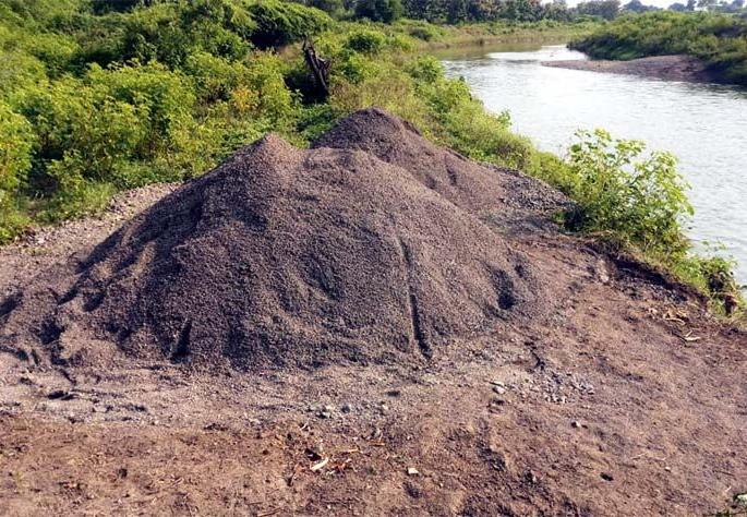 Three vehicles of sand thieves seized in Wardha; Owners fined Rs 9.70 lakh | वर्ध्यात वाळू चोरट्यांची तीन वाहने जप्त ; मालकांना ठोठावला ९.७० लाखांचा दंड Three vehicles of sand thieves seized in Wardha; Owners fined Rs 9.70 lakh | वर्ध्यात वाळू चोरट्यांची तीन वाहने जप्त ; मालकांना ठोठावला ९.७० लाखांचा दंड