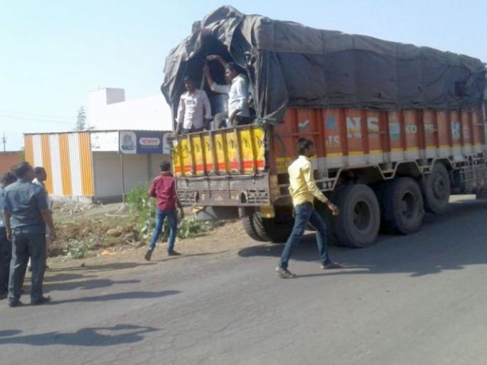 EVM machine in Yavatmal district fell into the truck | यवतमाळ जिल्ह्यात ईव्हीएम मशीन ट्रकमधून पडली EVM machine in Yavatmal district fell into the truck | यवतमाळ जिल्ह्यात ईव्हीएम मशीन ट्रकमधून पडली