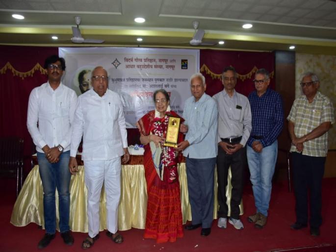 Among the few writers who are sensitive and like-minded, Asha Baghe stands at the fore | संवेदनशील आणि मने जुळणाऱ्या थोड्या लेखकांमध्ये आशा बगे अग्रस्थानी Among the few writers who are sensitive and like-minded, Asha Baghe stands at the fore | संवेदनशील आणि मने जुळणाऱ्या थोड्या लेखकांमध्ये आशा बगे अग्रस्थानी