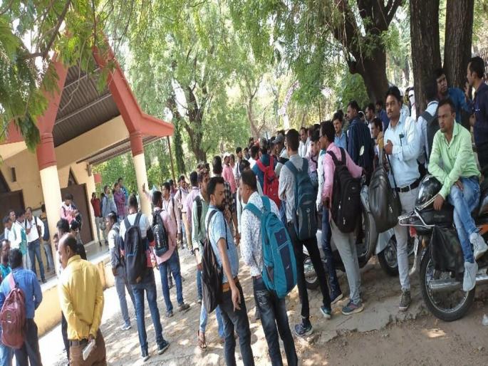 The railway employees were agitated because the exam was not on time; Agitation of Ajanite candidates | परीक्षा वेळेवर न झाल्याने भडकले रेल्वे कर्मचारी; अजनीत उमेदवारांचे आंदोलन The railway employees were agitated because the exam was not on time; Agitation of Ajanite candidates | परीक्षा वेळेवर न झाल्याने भडकले रेल्वे कर्मचारी; अजनीत उमेदवारांचे आंदोलन