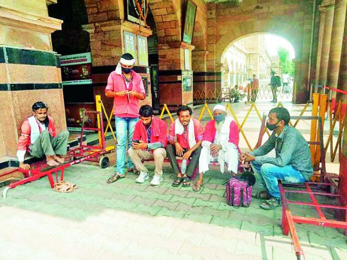 Time of famine on the porters at Nagpur railway station due to lack of work | काम नसल्याने नागपूर रेल्वे स्थानकावरील कुलींवर उपासमारीची वेळ Time of famine on the porters at Nagpur railway station due to lack of work | काम नसल्याने नागपूर रेल्वे स्थानकावरील कुलींवर उपासमारीची वेळ