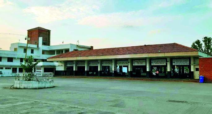 Employees' strike will not end, Lalpari will not run! | कर्मचाऱ्यांचा संप मिटेना, लालपरी धावेना! Employees' strike will not end, Lalpari will not run! | कर्मचाऱ्यांचा संप मिटेना, लालपरी धावेना!