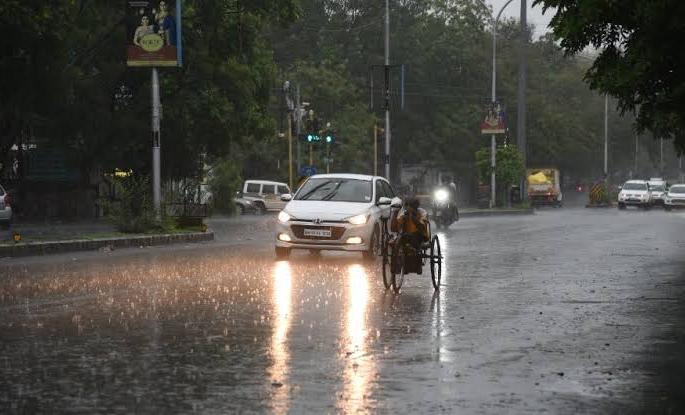 Warning with thunder in Central Maharashtra, Marathwada | मध्य महाराष्ट्र, मराठवाड्यात मेघगर्जनेसह पावसाचा इशारा Warning with thunder in Central Maharashtra, Marathwada | मध्य महाराष्ट्र, मराठवाड्यात मेघगर्जनेसह पावसाचा इशारा