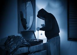 Thieves robbary into businessman's house in Pune; They stolen of gold and silver jewellery | पुण्यात व्यावसायिकाचे घर चोरट्यांनी फोडले; ३८ तोळे सोने, ५ किलो चांदीचे दागिने पळविले Thieves robbary into businessman's house in Pune; They stolen of gold and silver jewellery | पुण्यात व्यावसायिकाचे घर चोरट्यांनी फोडले; ३८ तोळे सोने, ५ किलो चांदीचे दागिने पळविले