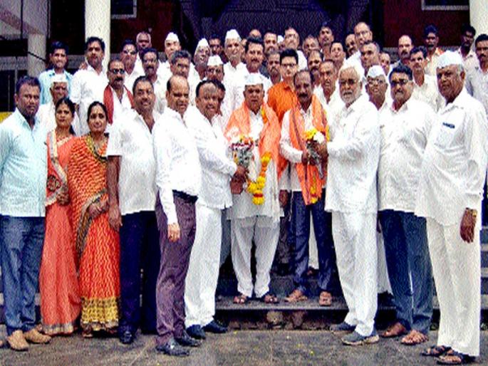 Avhad becomes the chairman of Yeola Burchh Sales team | येवला खरेदी-विक्र ी संघाच्या चेअरमनपदी आव्हाड  Avhad becomes the chairman of Yeola Burchh Sales team | येवला खरेदी-विक्र ी संघाच्या चेअरमनपदी आव्हाड