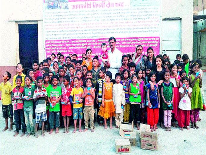 Distribution of material to students of 'Aadharit' | ‘आधारतीर्थ’मधील विद्यार्थ्यांना साहित्याचे वाटप Distribution of material to students of 'Aadharit' | ‘आधारतीर्थ’मधील विद्यार्थ्यांना साहित्याचे वाटप