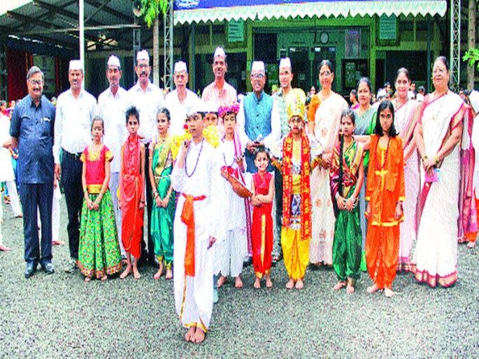 In the schools of the city, Dumdumba Vithunamachar alarm ... | शहरातील शाळांमध्ये दुमदुमला विठूनामाचा गजर... In the schools of the city, Dumdumba Vithunamachar alarm ... | शहरातील शाळांमध्ये दुमदुमला विठूनामाचा गजर...