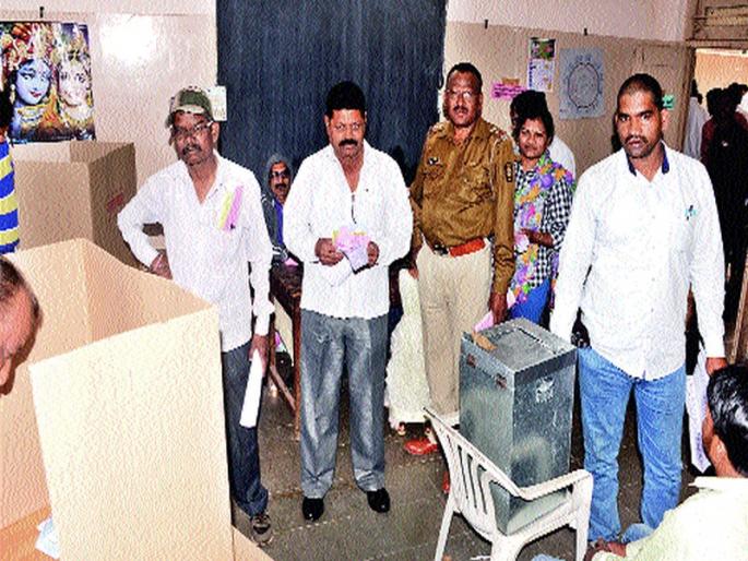  Police ruled the right to vote | पोलिसांनी बजावला मतदानाचा हक्क