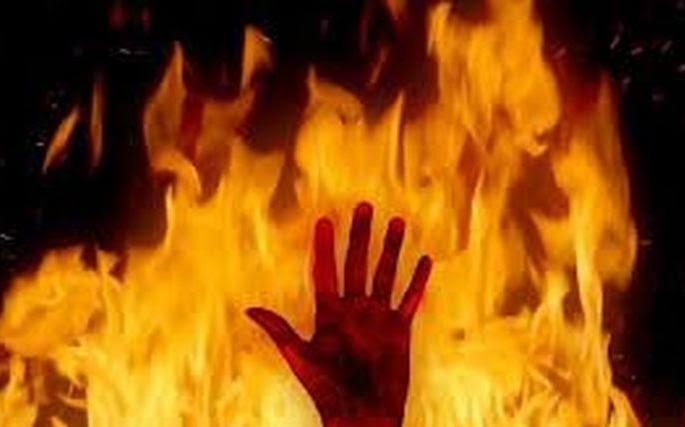 Shocking! throws petrol on 27-year-old youth and burns him by money lender ; Incident in Indapur taluka | धक्कादायक! सावकाराने २७ वर्षांच्या तरुणाला पेट्रोल टाकून जिवंत जाळले;इंदापूर तालुक्यातील घटना Shocking! throws petrol on 27-year-old youth and burns him by money lender ; Incident in Indapur taluka | धक्कादायक! सावकाराने २७ वर्षांच्या तरुणाला पेट्रोल टाकून जिवंत जाळले;इंदापूर तालुक्यातील घटना