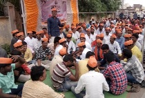 Beed district continued to protest movement | बीड जिल्ह्यात ठिय्या आंदोलन सुरूच Beed district continued to protest movement | बीड जिल्ह्यात ठिय्या आंदोलन सुरूच