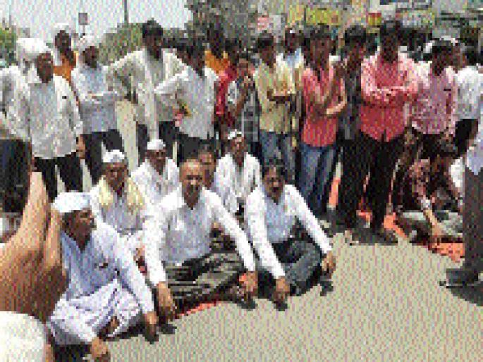 Stop the sunny way in Cage | केजमध्ये भर उन्हात रास्ता रोको