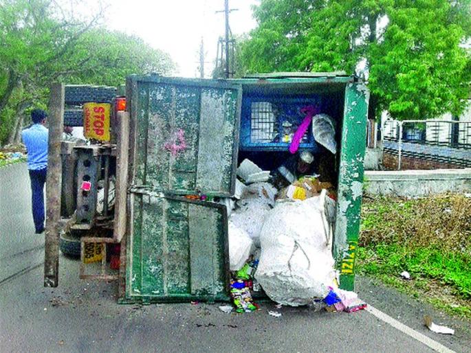 The ambulance was overturned by overloaded industrial estate in Ambad | अंबड औद्योगिक वसाहतीत अतिभाराने घंटागाडी उलटली The ambulance was overturned by overloaded industrial estate in Ambad | अंबड औद्योगिक वसाहतीत अतिभाराने घंटागाडी उलटली