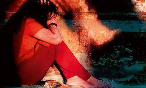 Tortured to married women by threatening of nude photo viral | ‘नग्न ’ छायाचित्रे व्हायरल करण्याची धमकी देत विवाहितेला दिले चटके Tortured to married women by threatening of nude photo viral | ‘नग्न ’ छायाचित्रे व्हायरल करण्याची धमकी देत विवाहितेला दिले चटके