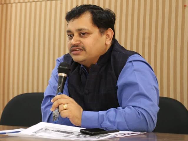 PMPL President Dr. Rajendra Jagtap resigns; No extension letter from the state government | 'पीएमपीएल'चे अध्यक्ष डॉ. राजेंद्र जगताप यांनी सोडला पदभार ; राज्य सरकारकडून मुदतवाढीचं पत्र नाही PMPL President Dr. Rajendra Jagtap resigns; No extension letter from the state government | 'पीएमपीएल'चे अध्यक्ष डॉ. राजेंद्र जगताप यांनी सोडला पदभार ; राज्य सरकारकडून मुदतवाढीचं पत्र नाही