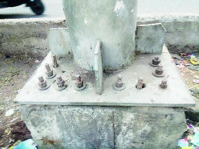 Opening the type of netball extract of iron castle | लोखंडी कमानीचे नटबोल्ट काढण्याचा प्रकार उघडकीस Opening the type of netball extract of iron castle | लोखंडी कमानीचे नटबोल्ट काढण्याचा प्रकार उघडकीस