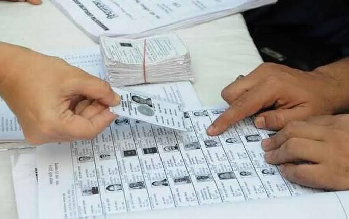 There is no photo in the voter list of four lakh voters in Pune district | काय सांगता! पुणे जिल्ह्यातील तब्बल पावणे चार लाख मतदारांचा मतदार यादीत फोटोच नाही 