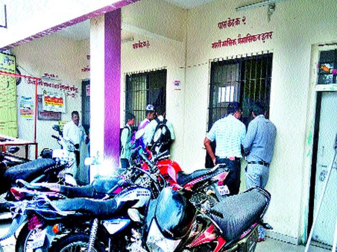 Bus pass window closure in Nashik Road bus stand | नाशिकरोड बसस्थानकातील  बस पास खिडकी बंद