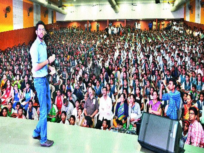 Aditya Thakre's Digital School | विद्यार्थ्यांमध्ये जाऊन संवाद : आदित्य ठाकरे यांची ‘डिजिटल शाळा’ Aditya Thakre's Digital School | विद्यार्थ्यांमध्ये जाऊन संवाद : आदित्य ठाकरे यांची ‘डिजिटल शाळा’