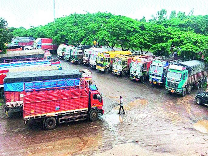 Cargo handling | मालवाहतूकदारांचे ‘चक्काजाम’ Cargo handling | मालवाहतूकदारांचे ‘चक्काजाम’