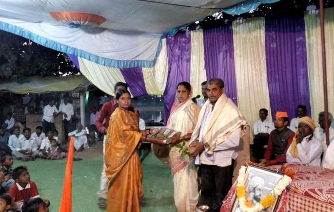 Unique Shivajayanti; Felicitated the guardians of the soldiers made in Gadchiroli district | अनोखी शिवजयंती; गडचिरोली जिल्ह्यात केला जवानांच्या मातापित्यांचा सत्कार Unique Shivajayanti; Felicitated the guardians of the soldiers made in Gadchiroli district | अनोखी शिवजयंती; गडचिरोली जिल्ह्यात केला जवानांच्या मातापित्यांचा सत्कार
