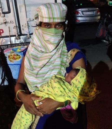 Mother carrying a one-month-old baby on her way to the village | चाळीस दिवसाचे बाळ घेऊन आई गावाच्या वाटेवर Mother carrying a one-month-old baby on her way to the village | चाळीस दिवसाचे बाळ घेऊन आई गावाच्या वाटेवर