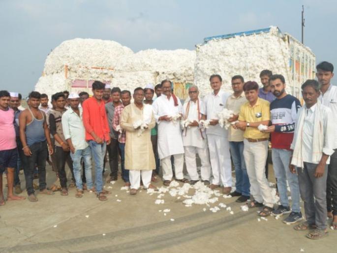 In Wardha district, farmers get correct cotton price for the first time | वर्धा जिल्ह्यात कापसाला प्रथमच मिळाला योग्य भाव In Wardha district, farmers get correct cotton price for the first time | वर्धा जिल्ह्यात कापसाला प्रथमच मिळाला योग्य भाव