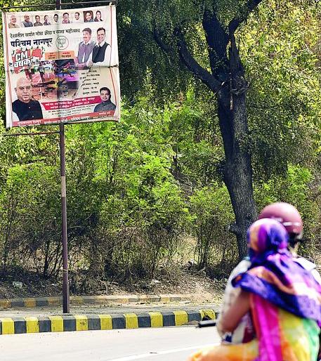 Lok Sabha Election 2019; 26 complaints of banner, Flex's in Nagpur | Lok Sabha Election 2019; नागपुरात बॅनर, फ्लेक्सच्या २६ तक्रारी