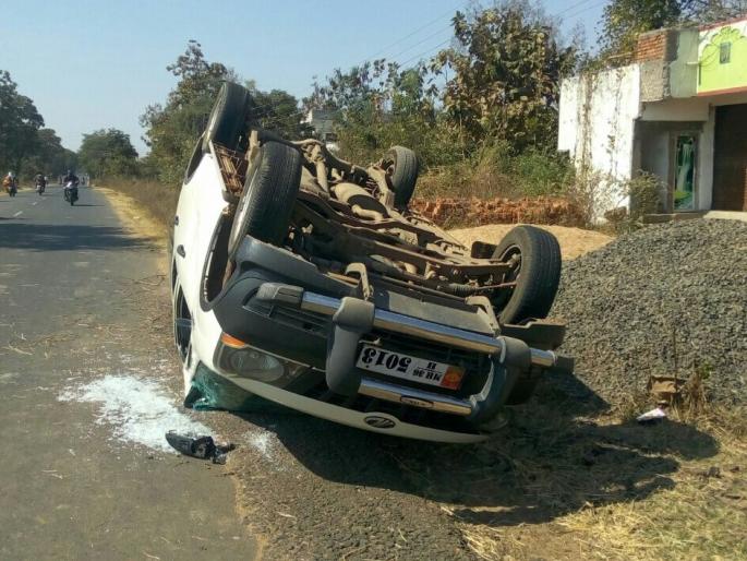The four-wheeler vehicle in the Gadchiroli district tried to save the bull | गडचिरोली जिल्ह्यात बैलाला वाचविण्याच्या प्रयत्नात चारचाकी वाहन उलटले The four-wheeler vehicle in the Gadchiroli district tried to save the bull | गडचिरोली जिल्ह्यात बैलाला वाचविण्याच्या प्रयत्नात चारचाकी वाहन उलटले