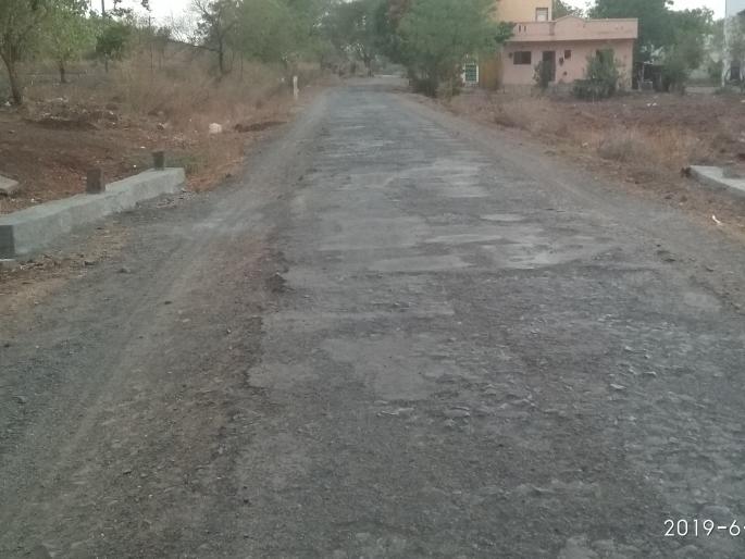 Just beautify the Nandgaon Mandovar road | नांदगांव मांडवड रस्त्याला फक्त सुशोभिकरण