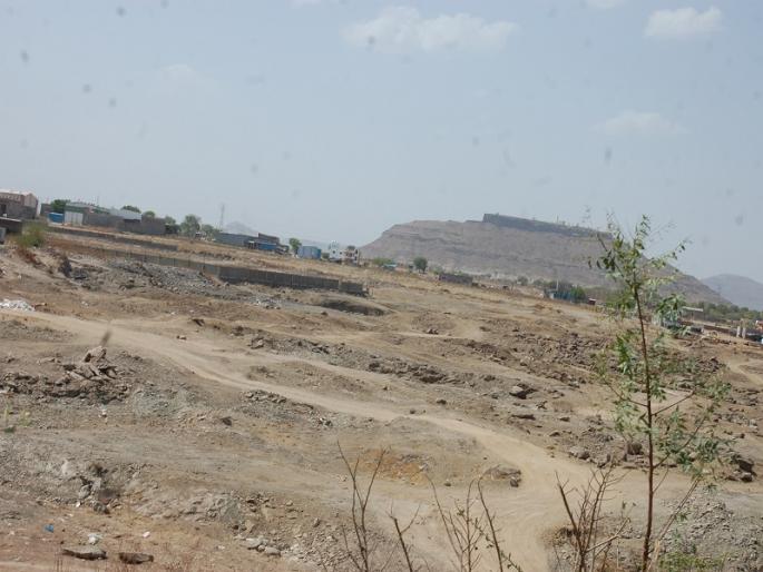 Kadadetha falls in the Pajar lake in the Jaluj Metropolitan area | वाळूज महानगर परिसरातील पाझर तलाव पडले कोरडेठाक Kadadetha falls in the Pajar lake in the Jaluj Metropolitan area | वाळूज महानगर परिसरातील पाझर तलाव पडले कोरडेठाक