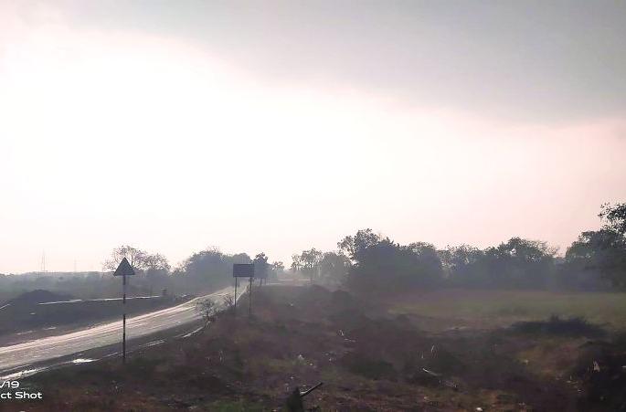 Hailstorm, unseasonal rains in Akola district; Hit the crops | अकोला जिल्ह्यात गारपीट, अवकाळी पाऊस; पिकांना फटका