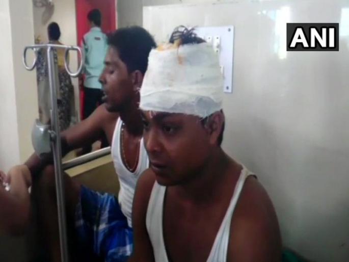 West Bengal: 20 people injured in a clash which broke out between two groups in Samudragarh town in Purba Bardhaman | पश्चिम बंगालमध्ये दोन गटात हाणामारी, 20 जण जखमी West Bengal: 20 people injured in a clash which broke out between two groups in Samudragarh town in Purba Bardhaman | पश्चिम बंगालमध्ये दोन गटात हाणामारी, 20 जण जखमी