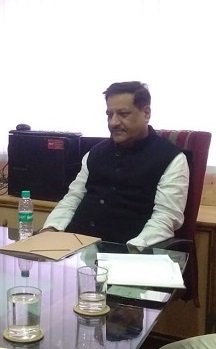 The bill benefits Modi's corporate friends: Prithviraj Chavan | विधेयकाचा फायदा मोदींच्या कॉर्पोरेट मित्रांना  : पृथ्वीराज चव्हाण
