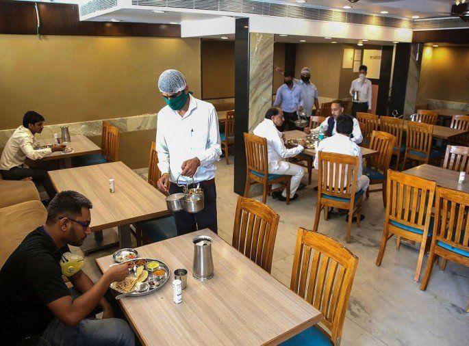 Hotels Association opposes time constraints on restaurants | हॉटेल व्यावसायिक म्हणतात, त्यापेक्षा बंद ठेवणे बरे.. Hotels Association opposes time constraints on restaurants | हॉटेल व्यावसायिक म्हणतात, त्यापेक्षा बंद ठेवणे बरे..